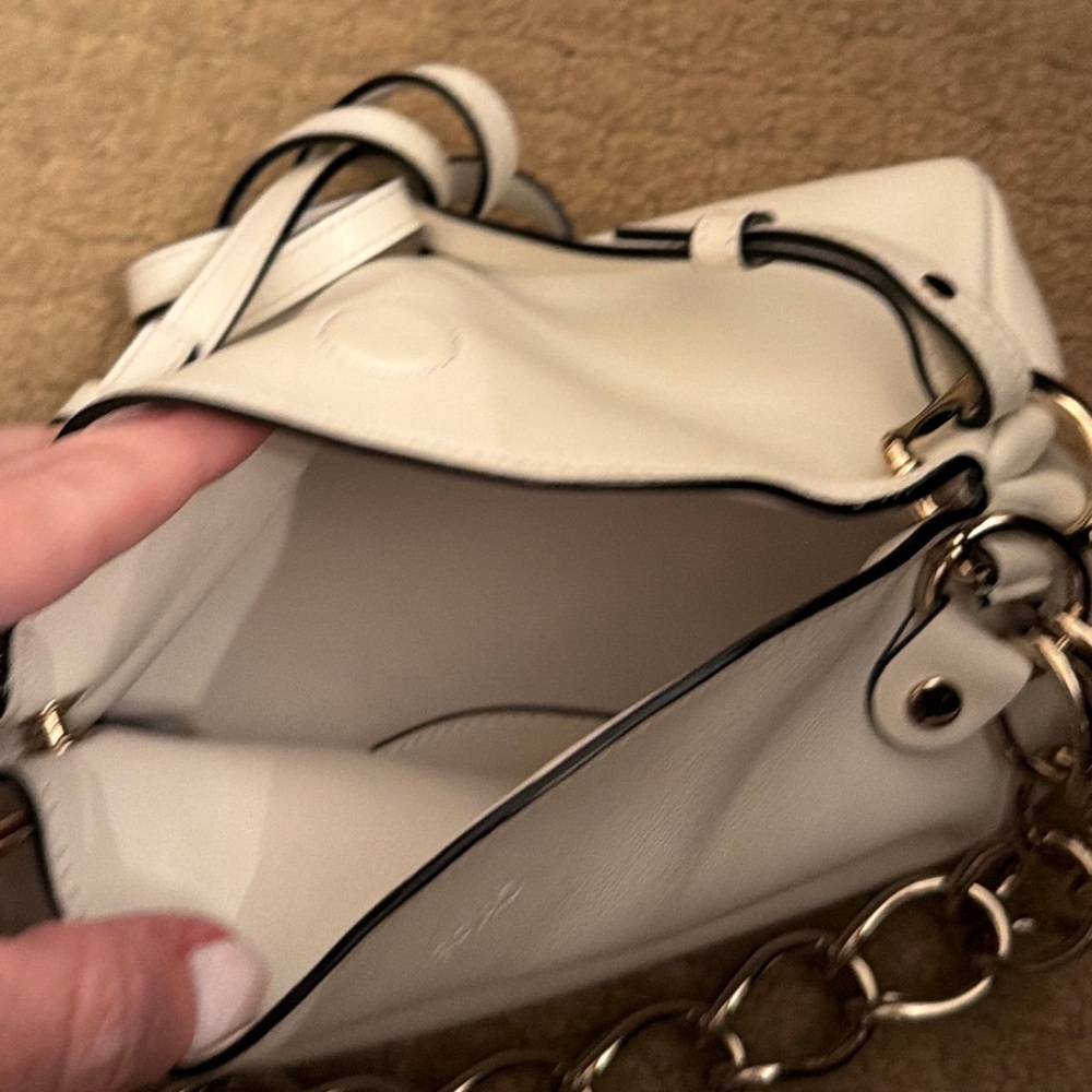 Chloe Juana Bag
White short chain handle and long strap Bag with Gold Chain - Picture 8 of 9